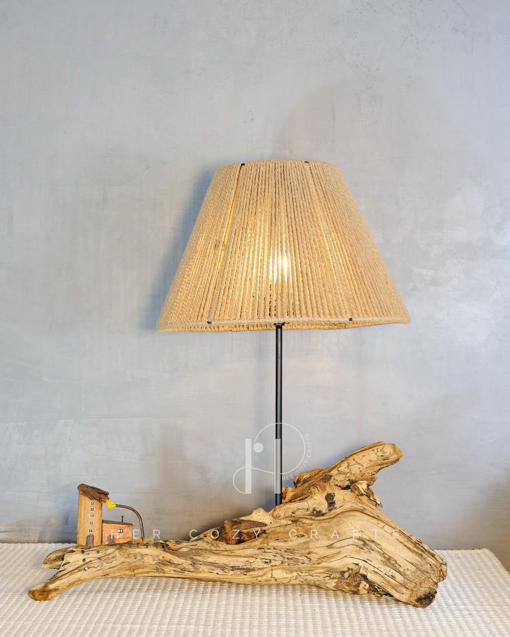 Street Lamp Yard - Pale driftwood cottage with street lamp and jute shade