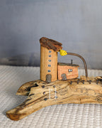 Street Lamp Yard - Pale driftwood cottage with street lamp and jute shade