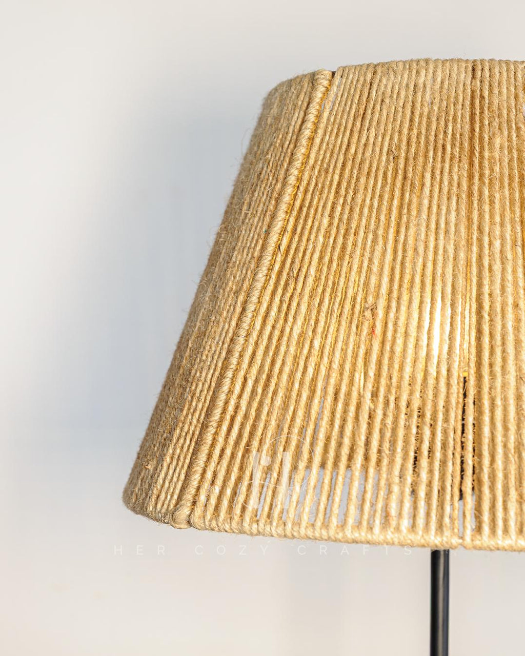 Street Lamp Yard - Pale driftwood cottage with street lamp and jute shade