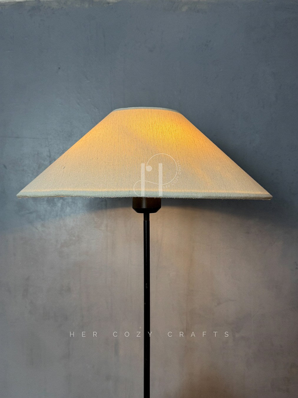 Driftwood Base Lamp – Sculptural Branch Wood with Off-White Fabric Shade