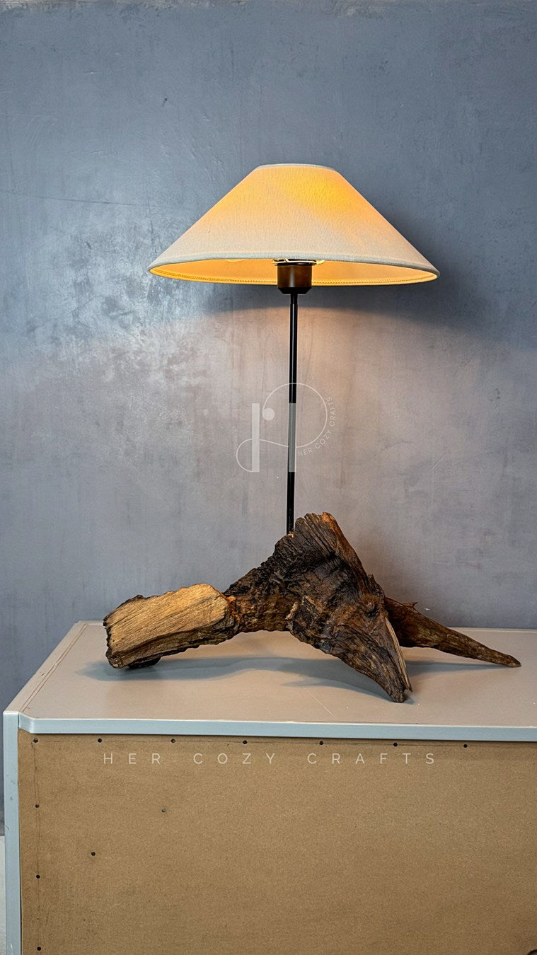Driftwood Base Lamp – Sculptural Branch Wood with Off-White Fabric Shade